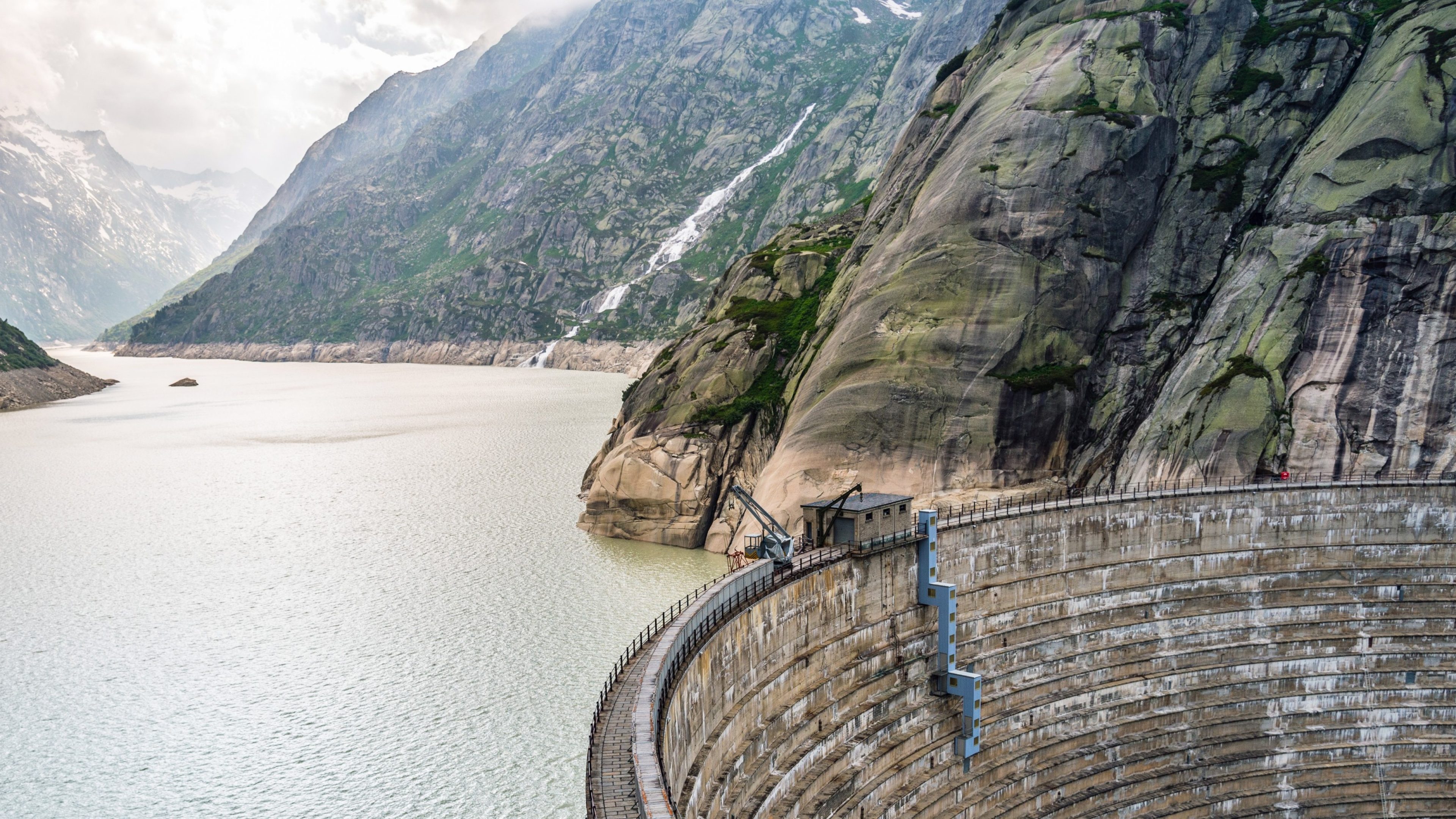 Wasserkraft; Staumauer des Wasserkraftwerks Grimsel, Schweiz, Europa