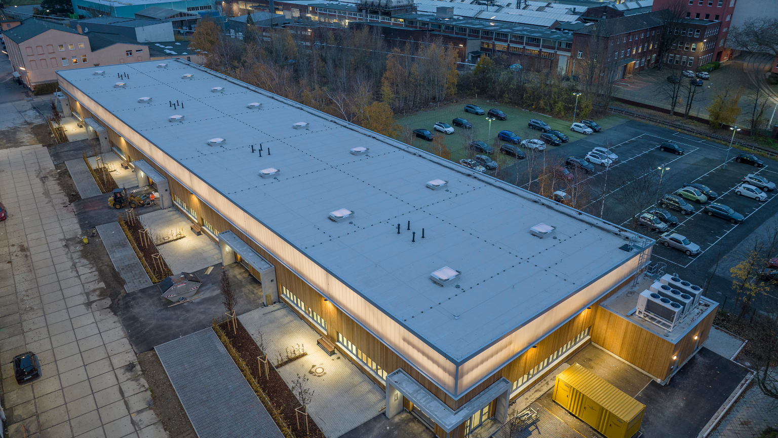 The Werkhalle has a gross floor area of 3700 m2 and enables up to eight commercial tenants to build highly flexible, self-sufficient rental units with no disruptive internal supports that meet the highest standards in terms of design, function, lighting, overall experience and sustainability.