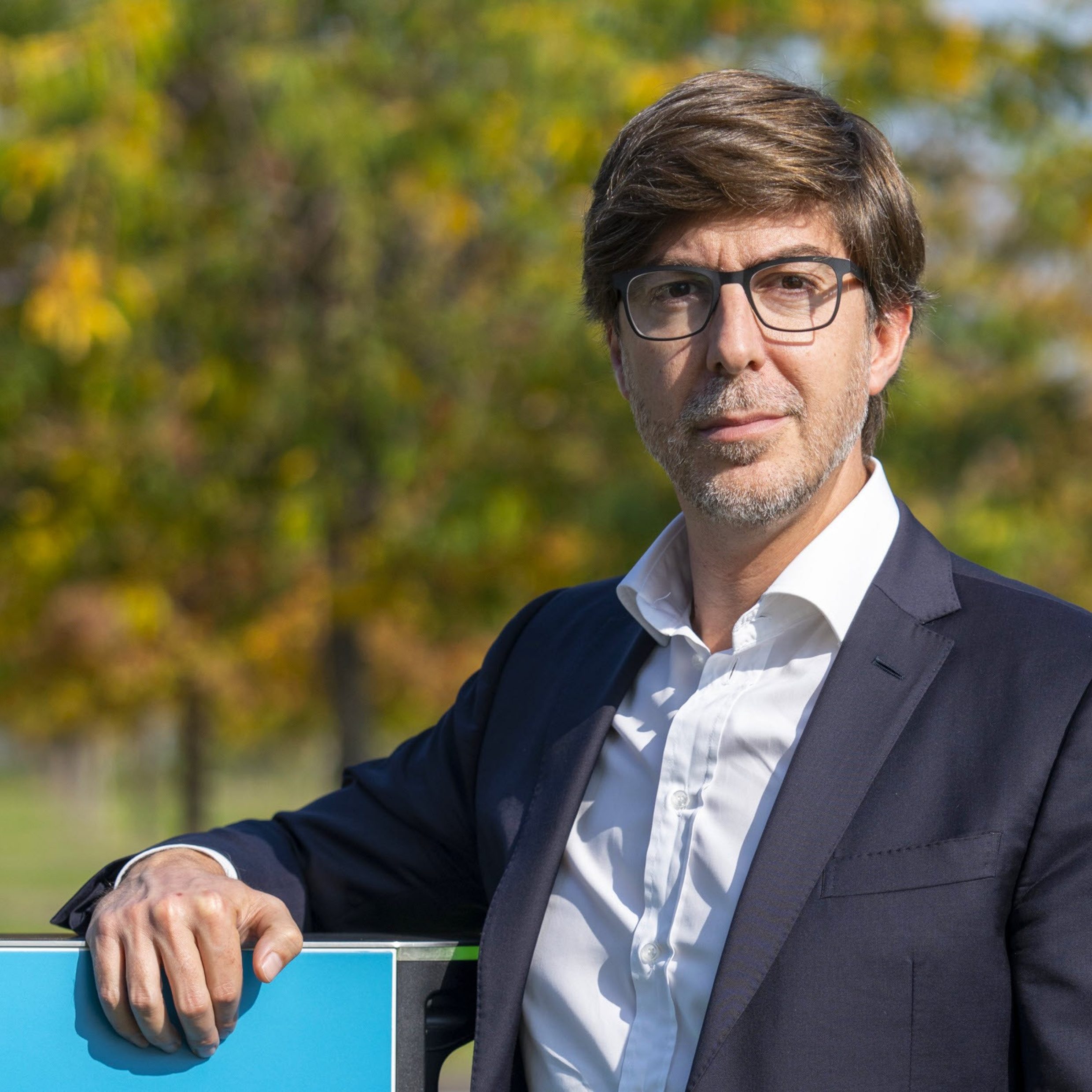 Federico Fea, CEO von Powy, steht vor einer Ladestation