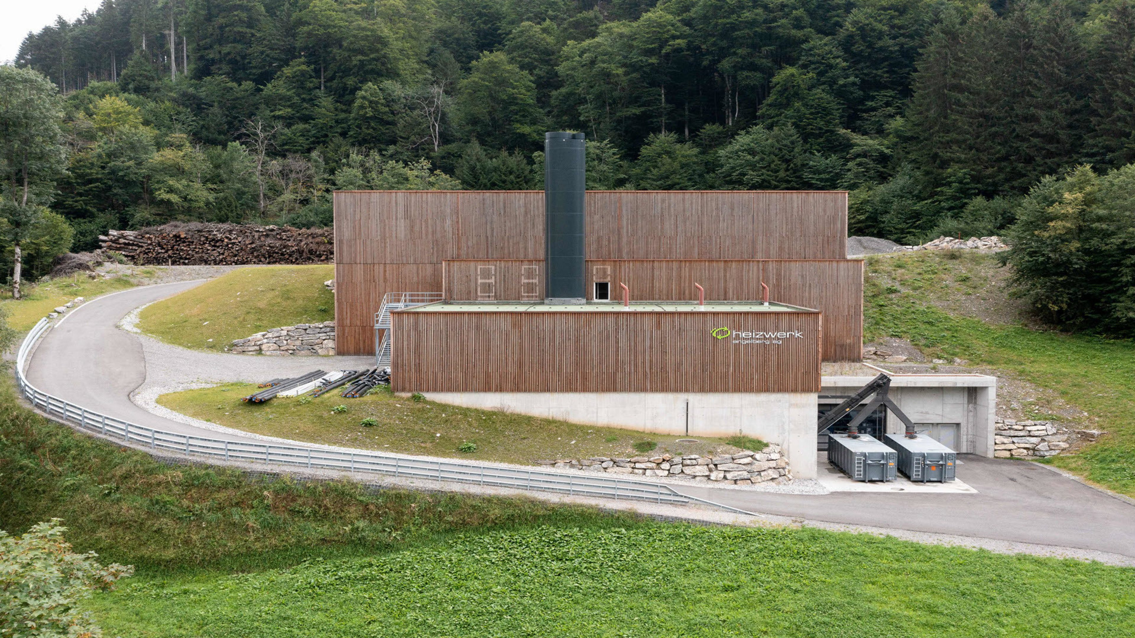 Die Aufnahme zeigt das Heizwerk Engelberg welches nachhaltige Energie erzeugt.