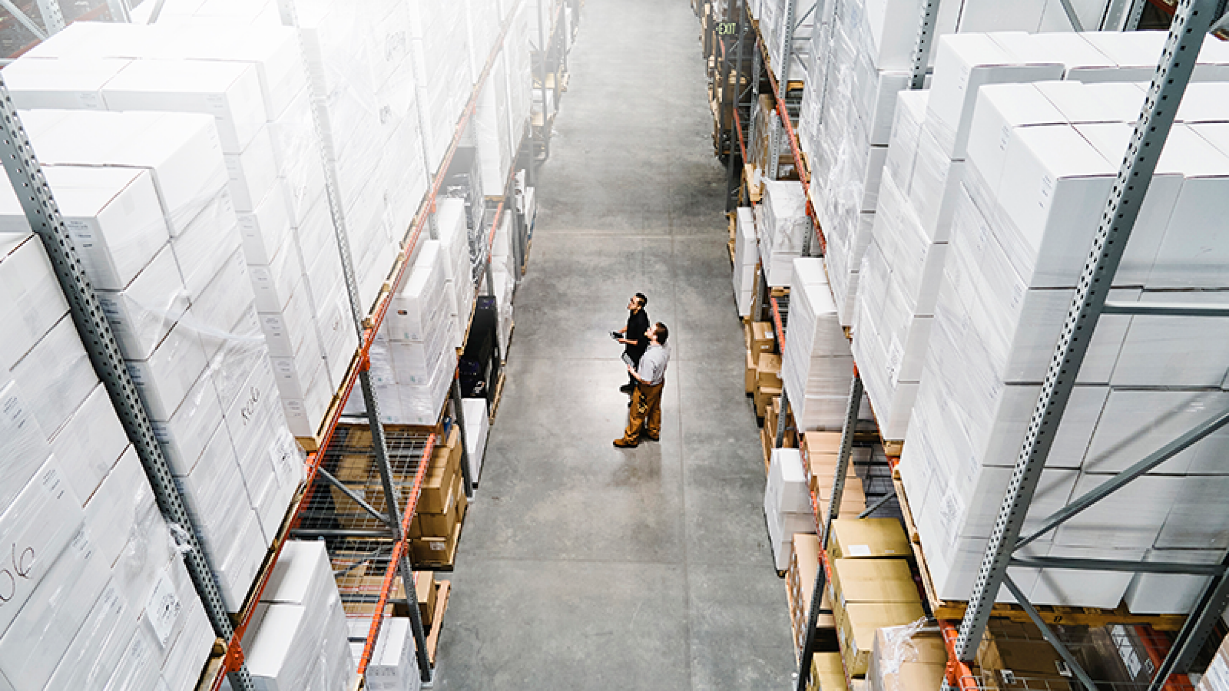 A strategic sector, strengthened by e‑commerce and the pressure on land availability. Our expertise covers all asset types: XXL warehouses, urban hubs, and regional platforms.