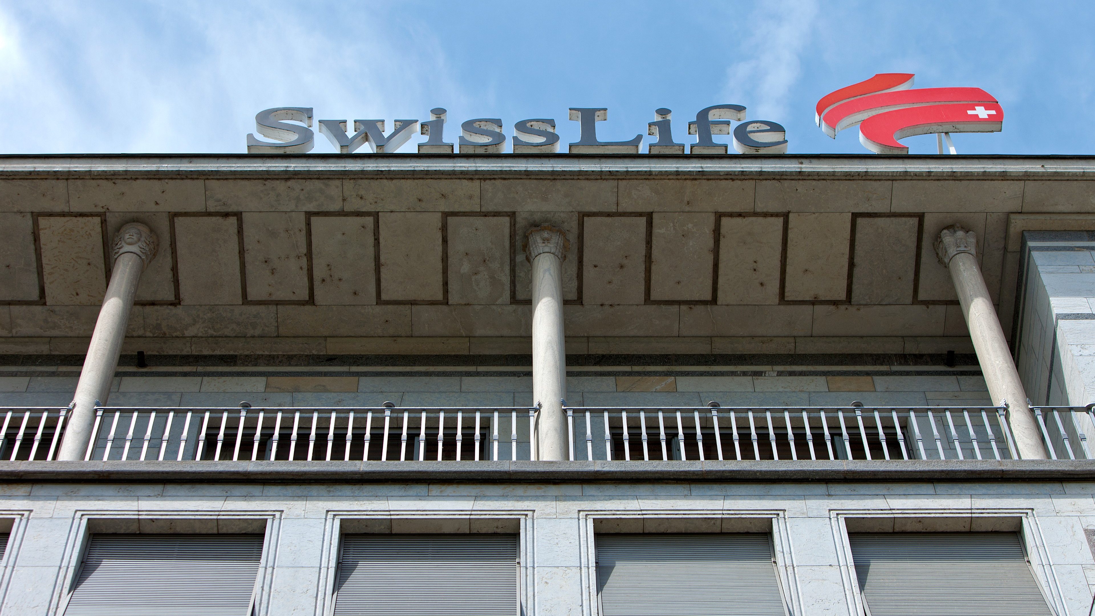 Firmengebäude Swiss Life mit Schriftzug und Logo