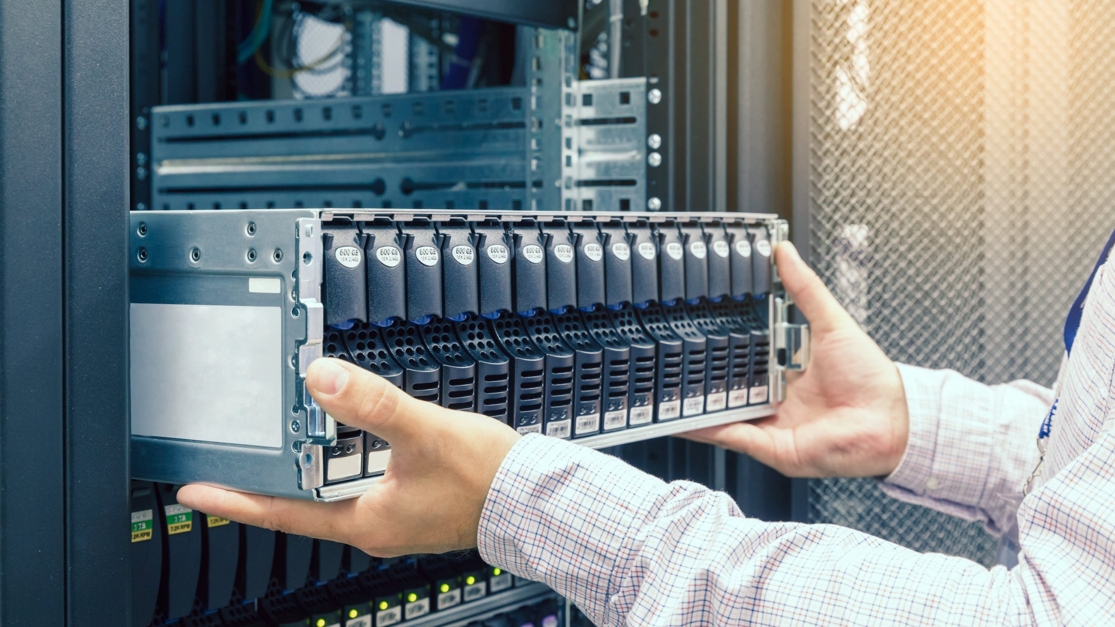 IT Engineer installs JBOD to rack in datacenter
