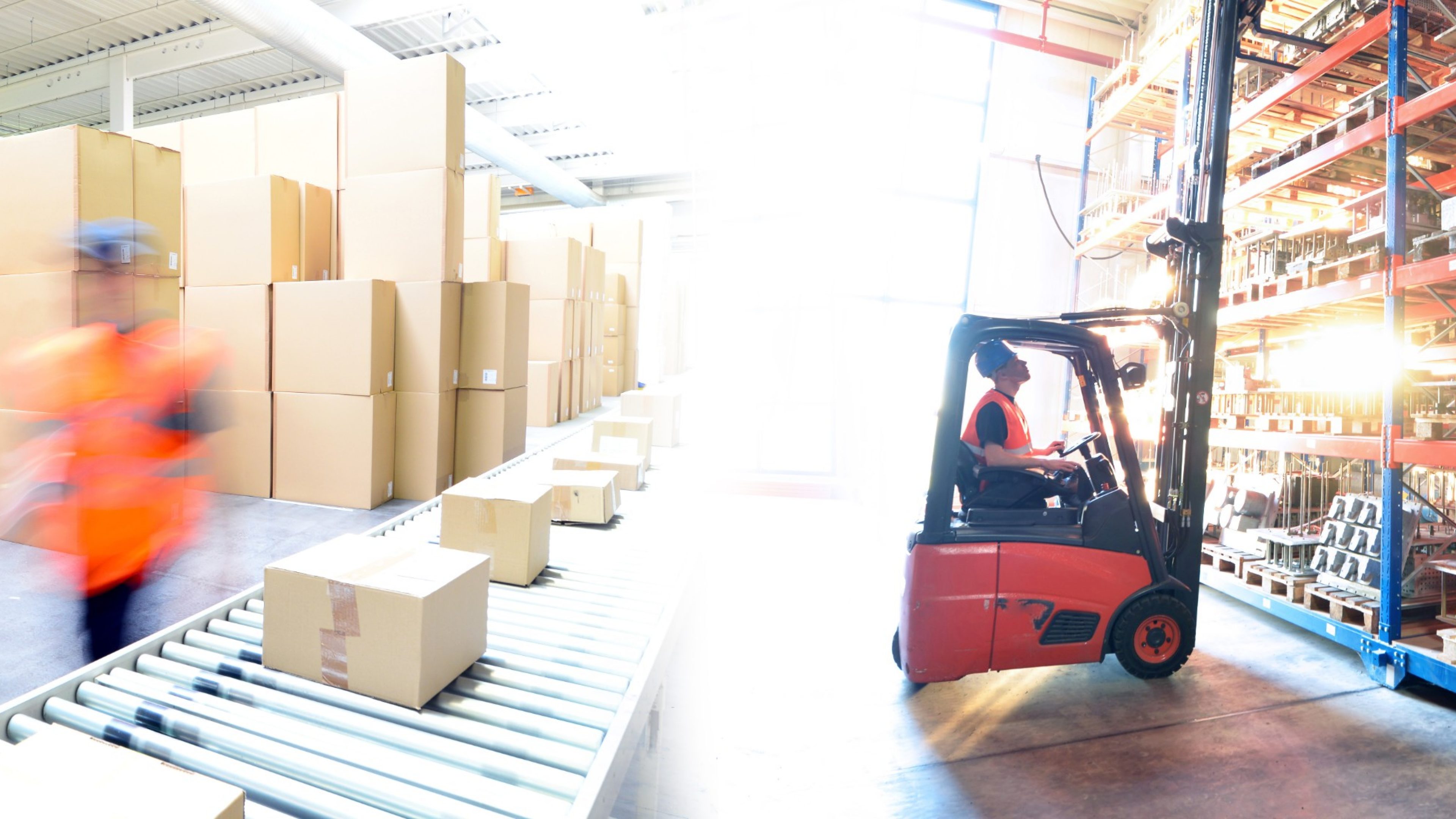 Transport und Logistik - Arbeiter im Versandlager mit Gabelstapler // Transport and logistics - dispatch warehouse with forklift trucks and conveyor belt with parcels