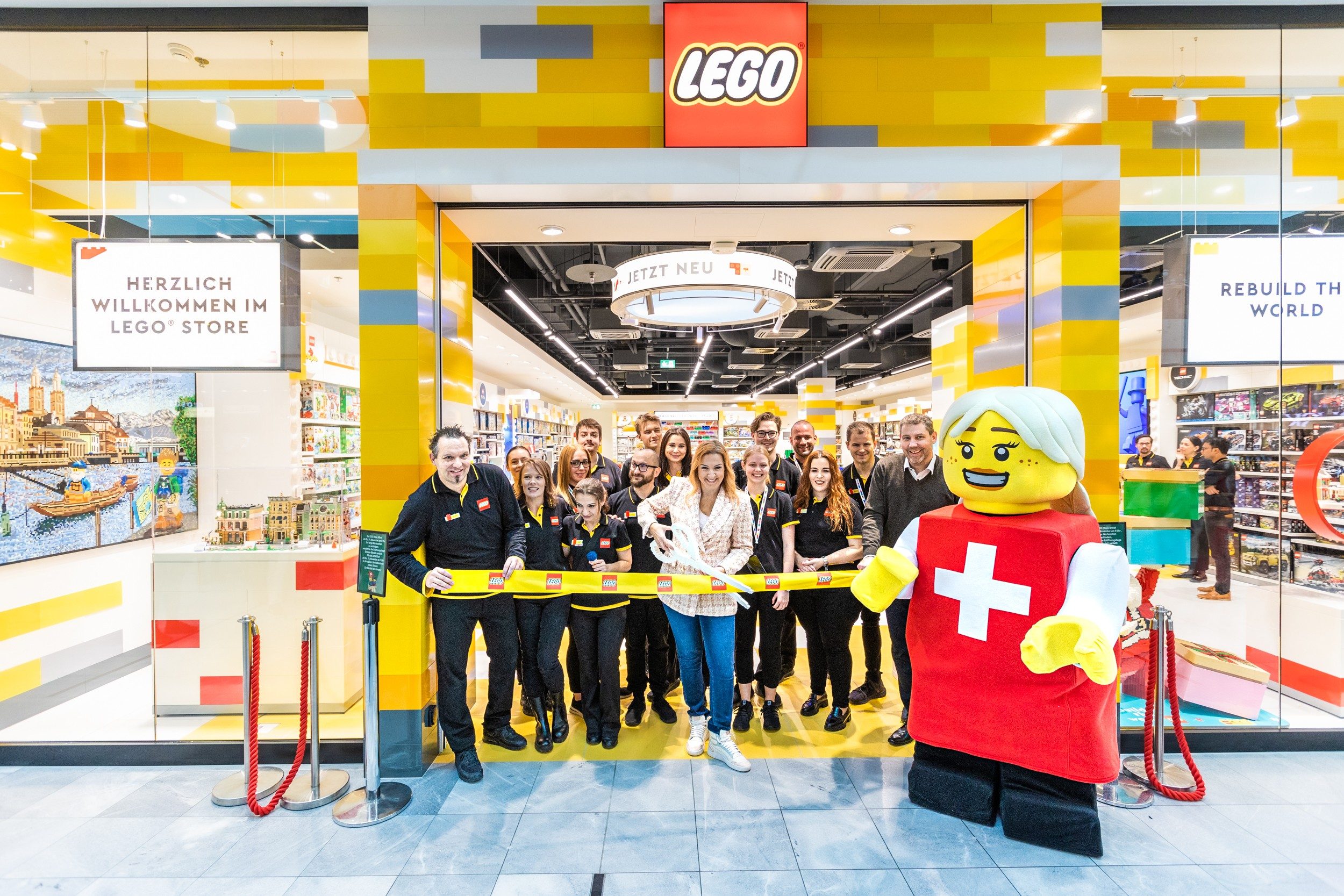 Die Mitarbeitenden eröffnen den Lego Store