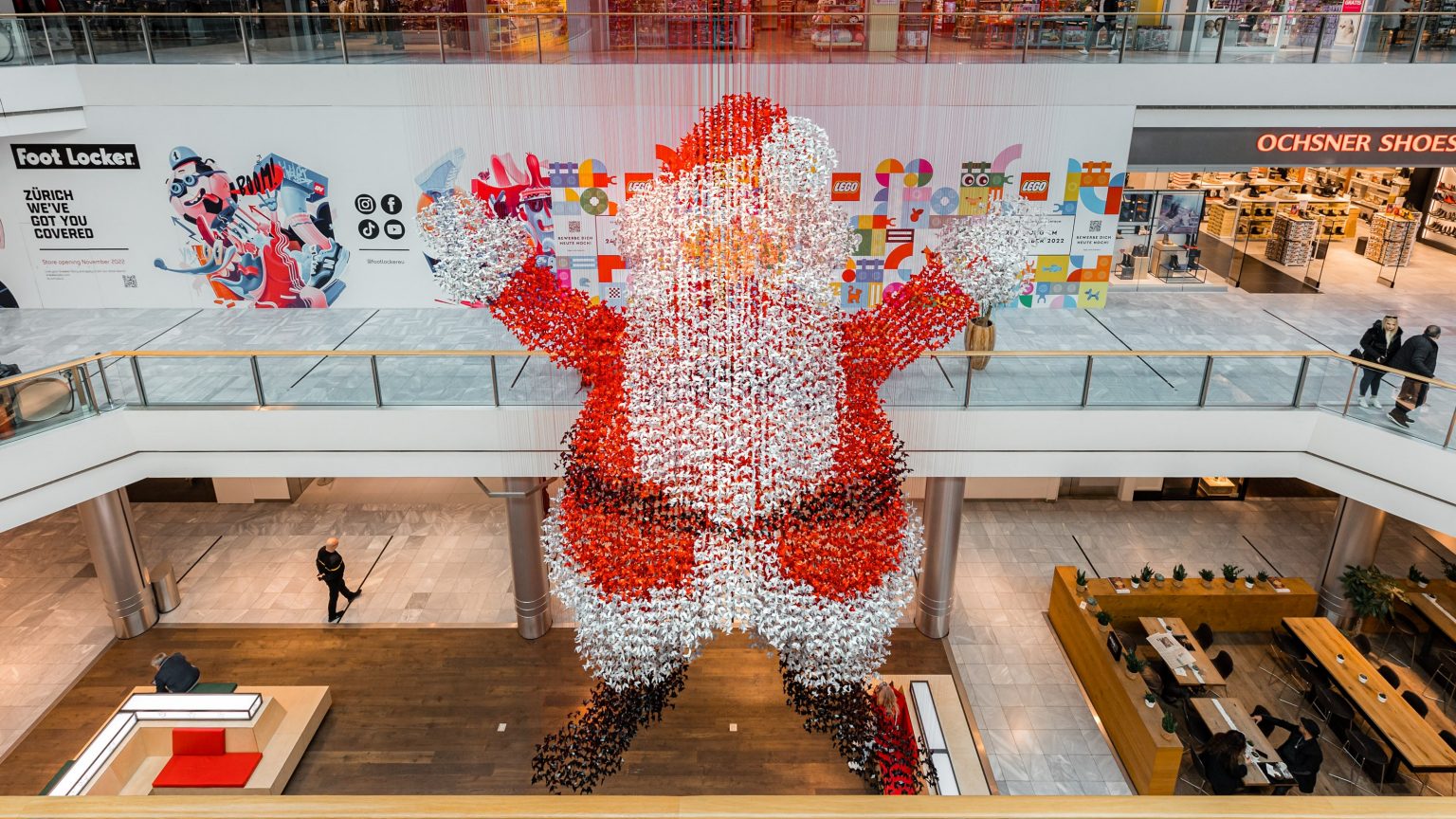 Die Installation eines riesigen Weihnachtsmannes