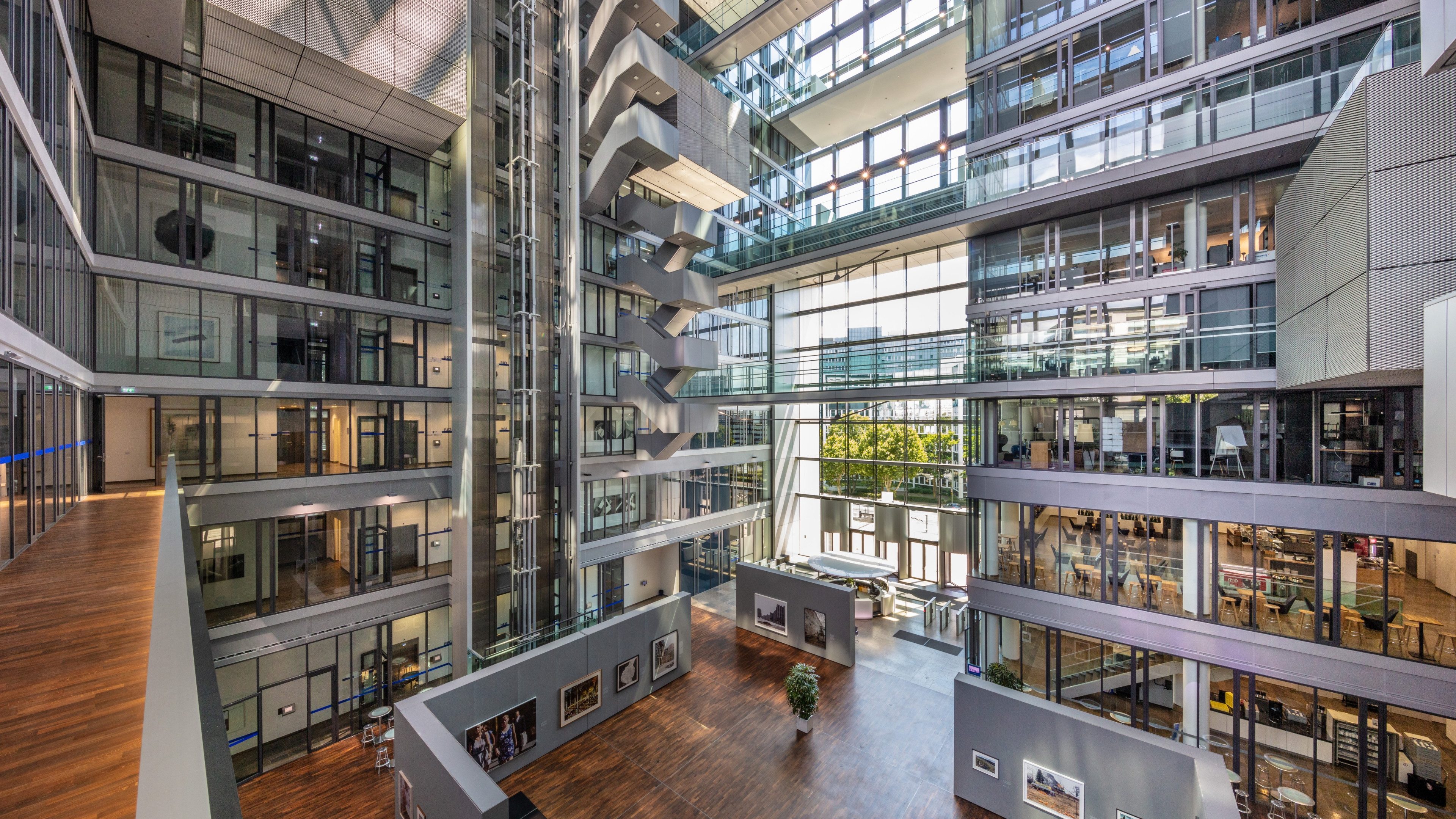 Vue du bâtiment commercial «The Cube» à Eschborn, près de Francfort