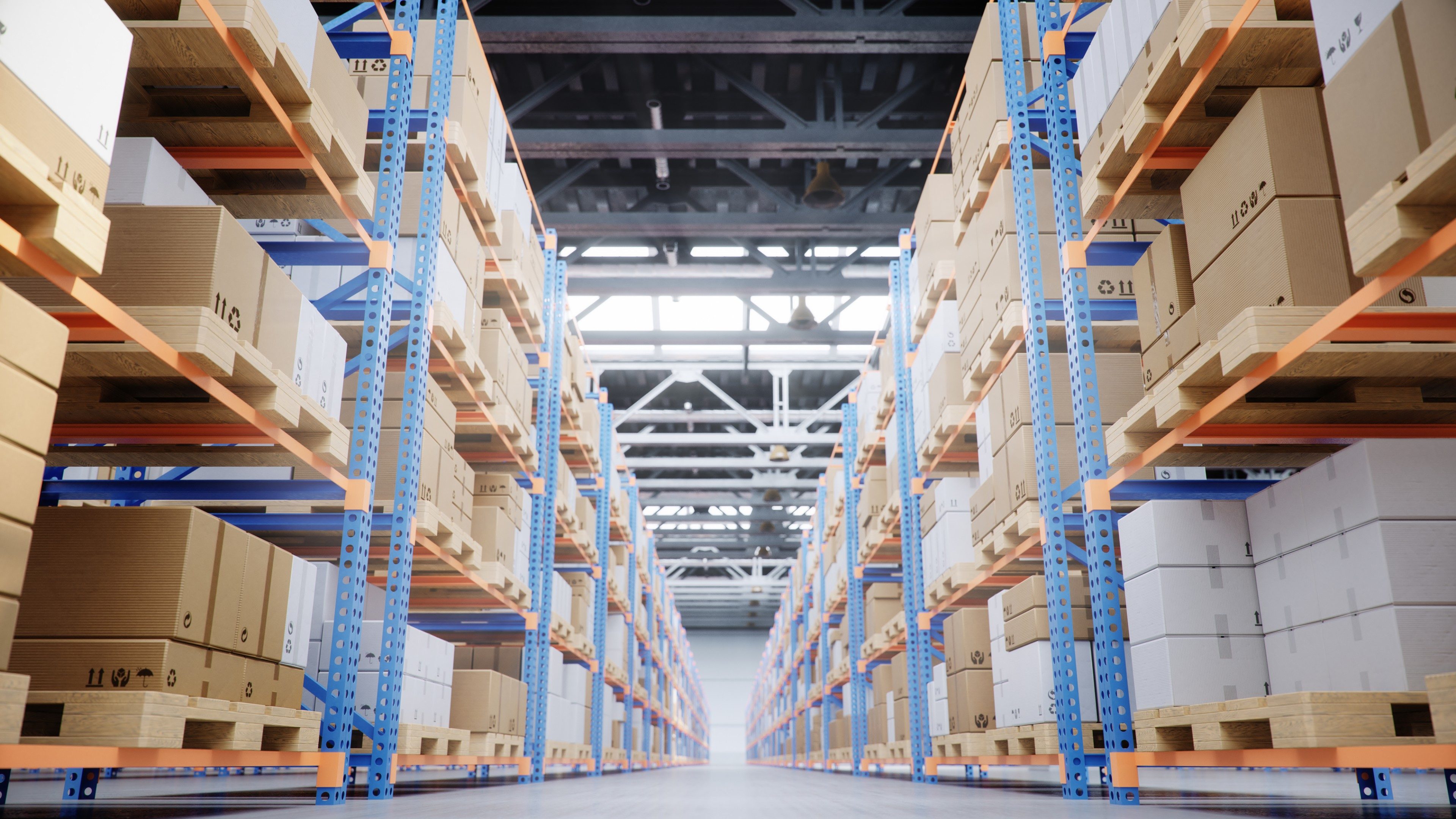 Entrepôt à rayonnages élevés d’un centre logistique