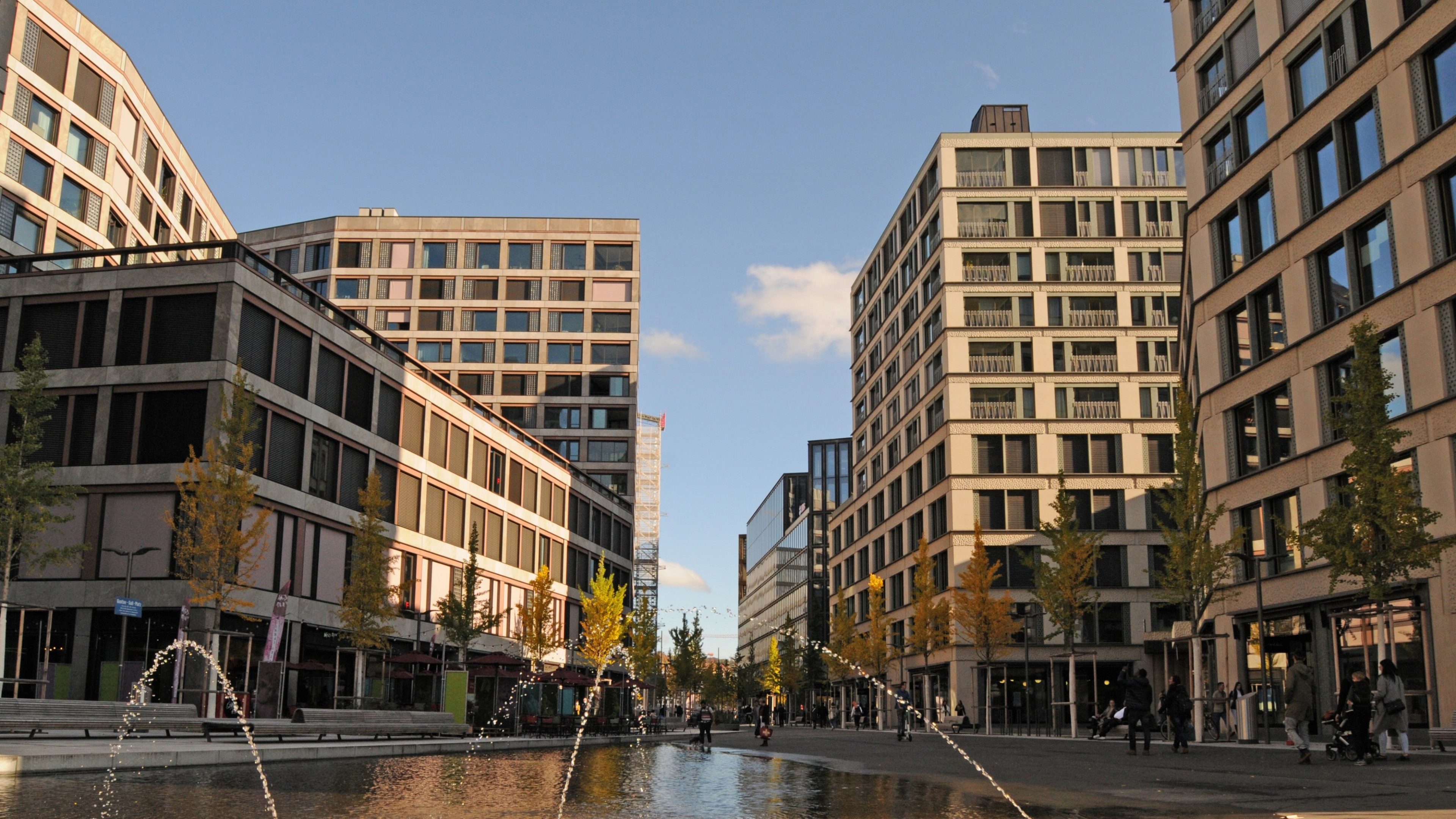 La photo montre le développement urbain vers l’intérieur de la Europaallee