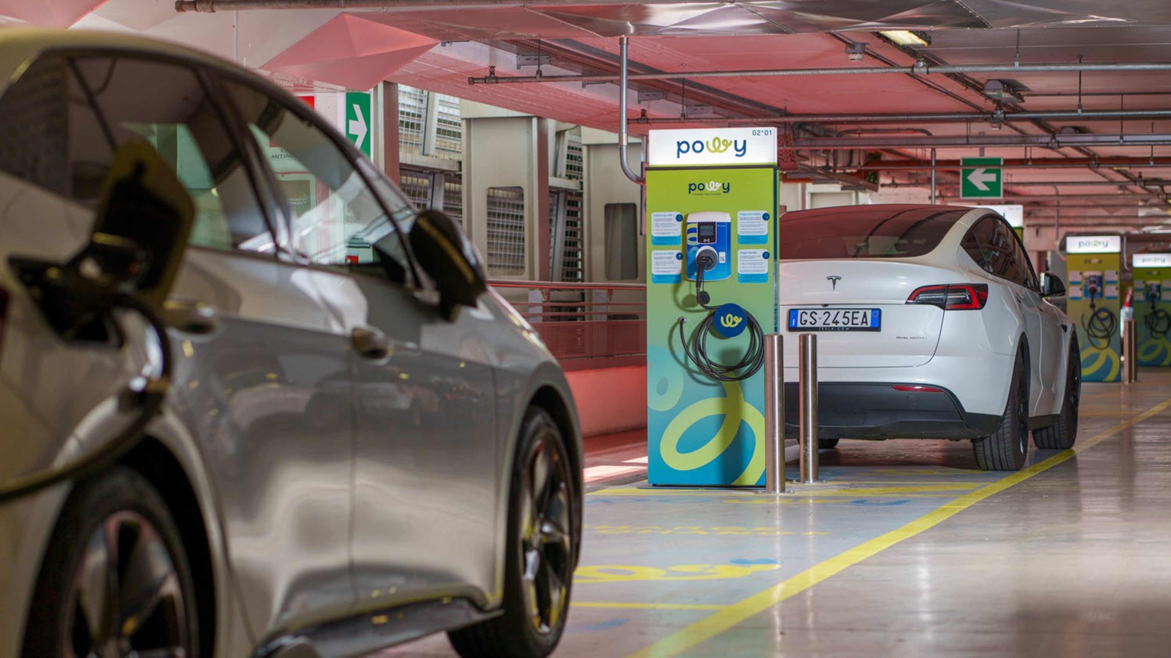 Voitures électriques en train de se recharger à la station de recharge powy 