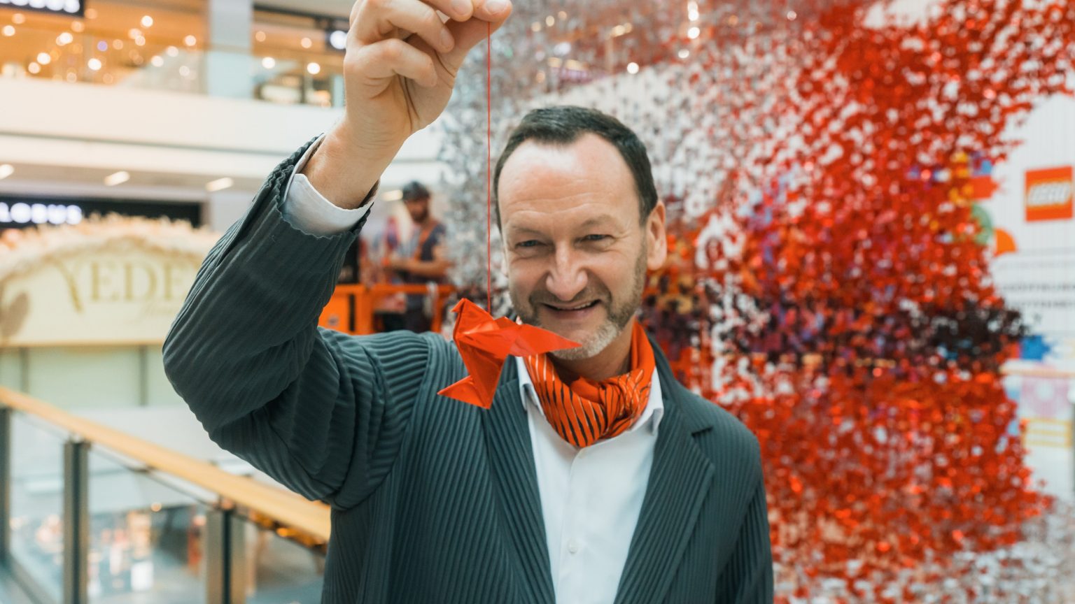 Eine Origami-Taube in den Händen von Charles Kaisin